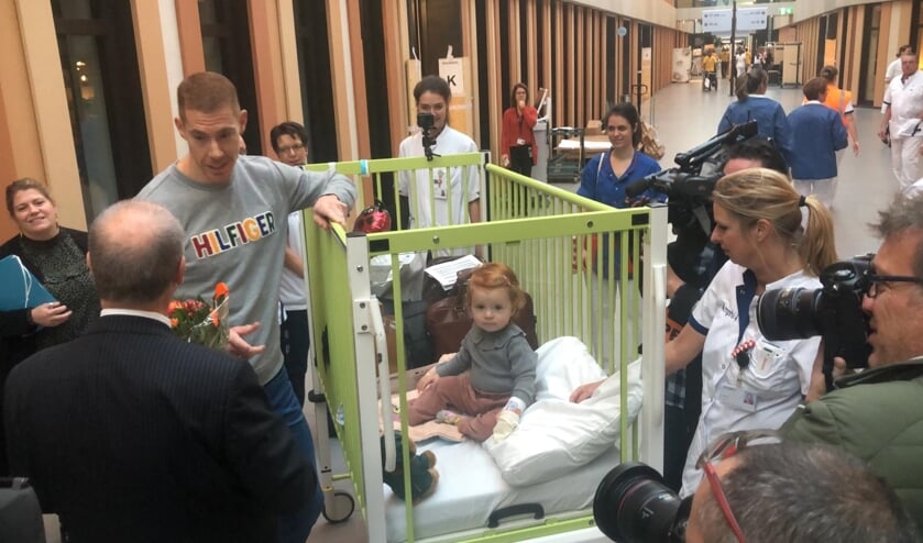 De 17 maanden oude Floor de Zwart is de eerste patiënt die aankomt bij het nieuwe ziekenhuis.