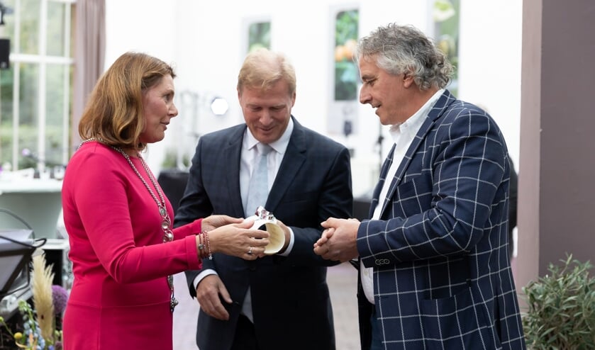 Burgemeester José van Egmond overhandigt het predicaat aan eigenaren Geert Jan Vogels en Ward Schröder van Van Doorn Dakspecialist.