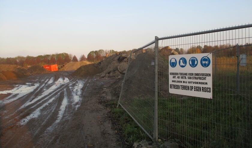 Grote bergen aarde bij Caldic. FOTO TIES STEEHOUWER