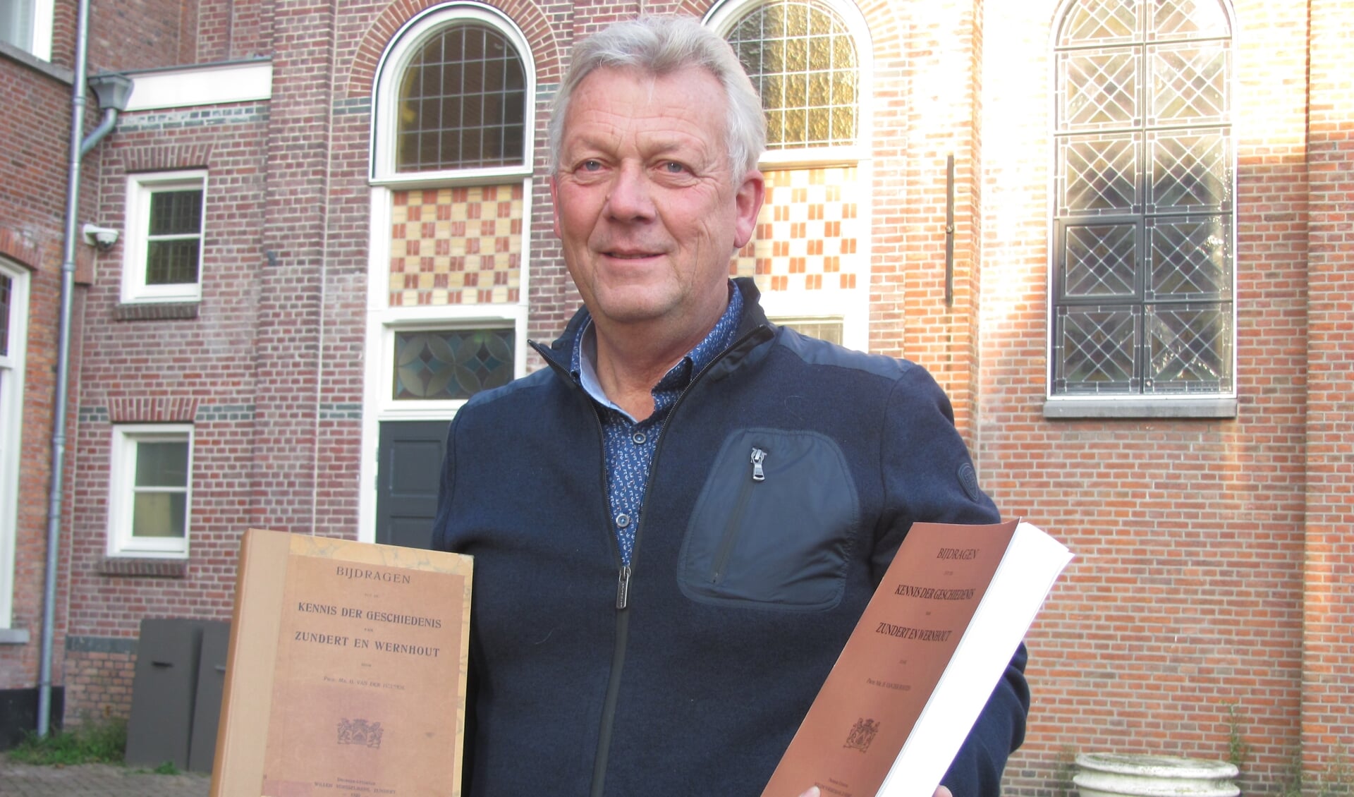 Toon van den Berg met het originele exemplaar van het boek over de historie van Zundert en Wernhout  (links) en een dummy van de heruitgave (rechts). 