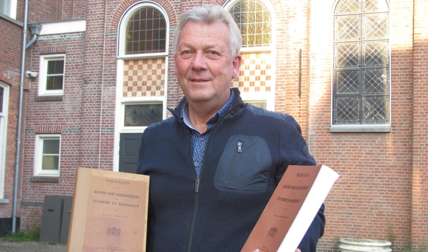 Toon van den Berg met het originele exemplaar van het boek over de historie van Zundert en Wernhout (links) en een dummy van de heruitgave (rechts).