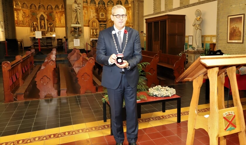De burgemeester nam het erelidmaatschap gisteren in ontvangst.
