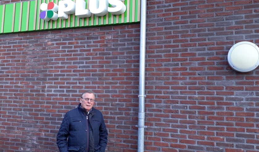Eigenaar André van der Hoofd bij zijn PLUS.