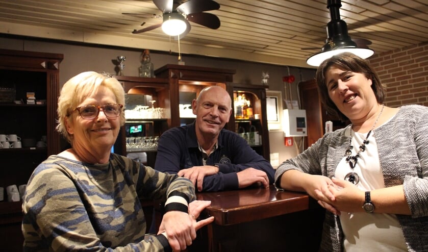Loes van Herel, Piet de Jong en Anouschka van der Wulp in Dorpshuis De Stelle in De Heen.
