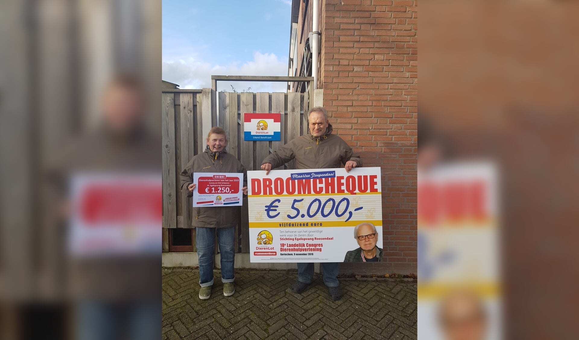 De beheerders Dré en Conny Scheeres, oprichters van Stichting Egelopvang Roosendaal, met de prijzen die ze hebben mogen ontvangen.