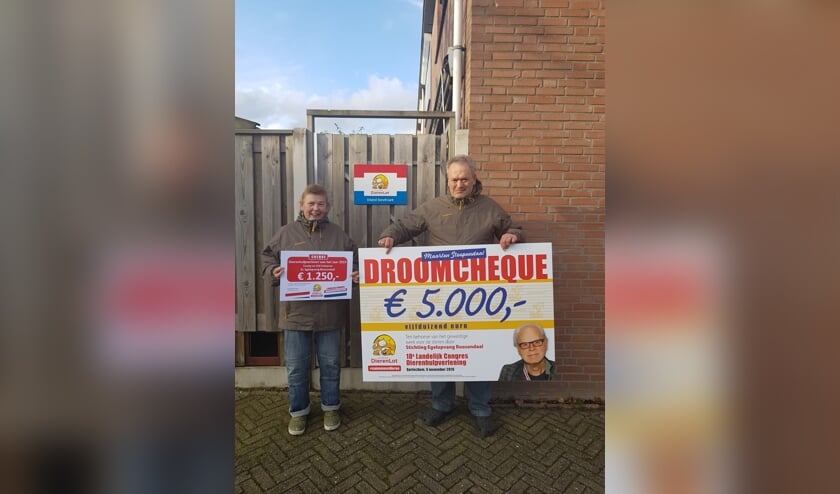 De beheerders Dré en Conny Scheeres, oprichters van Stichting Egelopvang Roosendaal, met de prijzen die ze hebben mogen ontvangen.