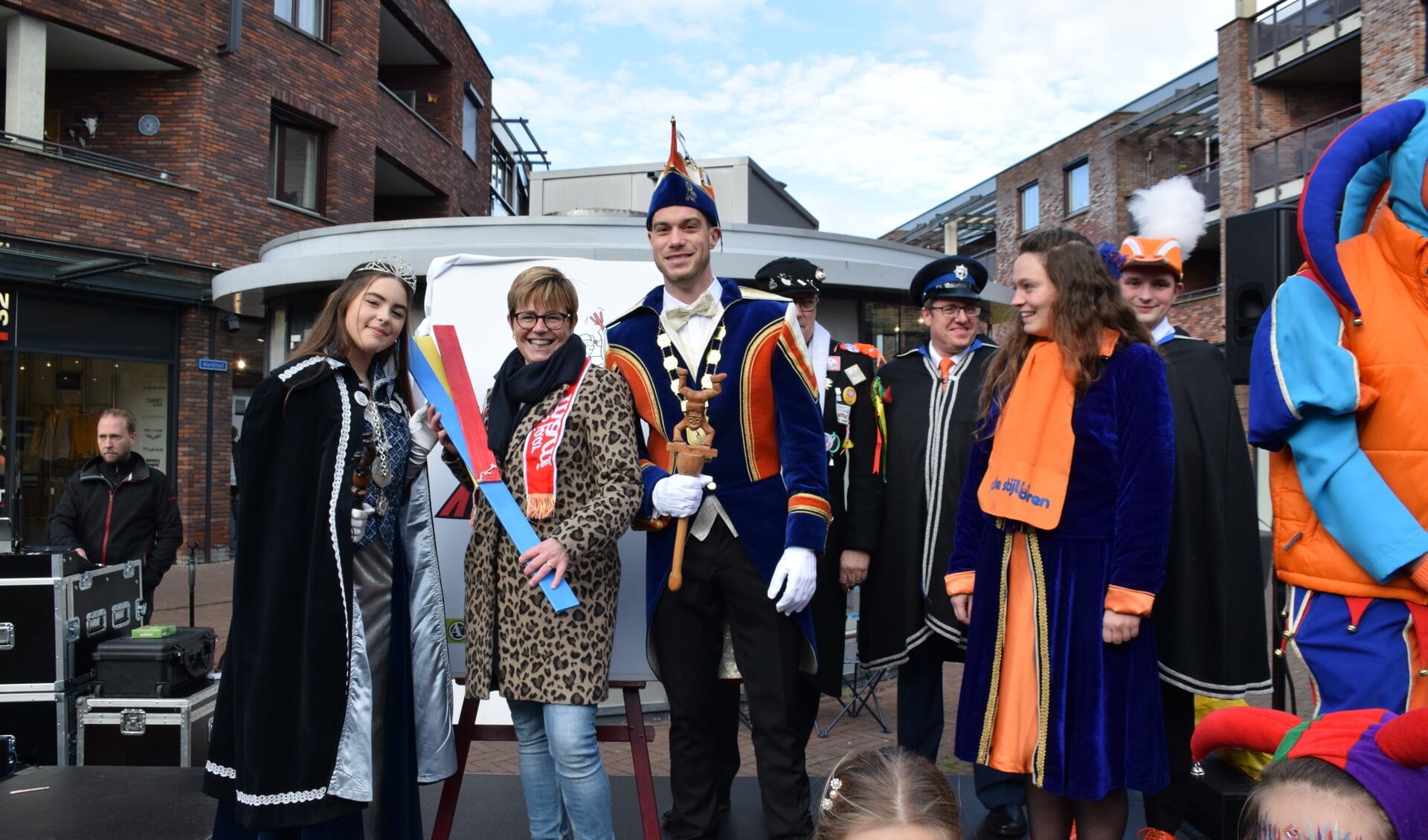 Burgemeester Miranda de Vries, jeugdprinses Elize en prins Thomas III met de maxi-klepper. FOTO STELLA MARIJNISSEN