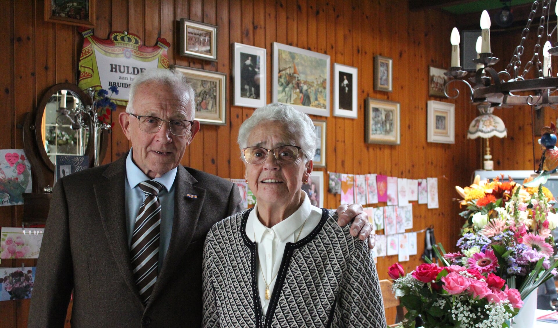 Veel bloemen en kaarten voor het echtpaar Knuit dat 60 jaar getrouwd is met elkaar. 