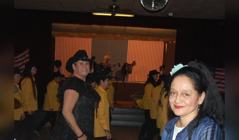 Zangeres Maureen neemt clip op met The City Line Dancers