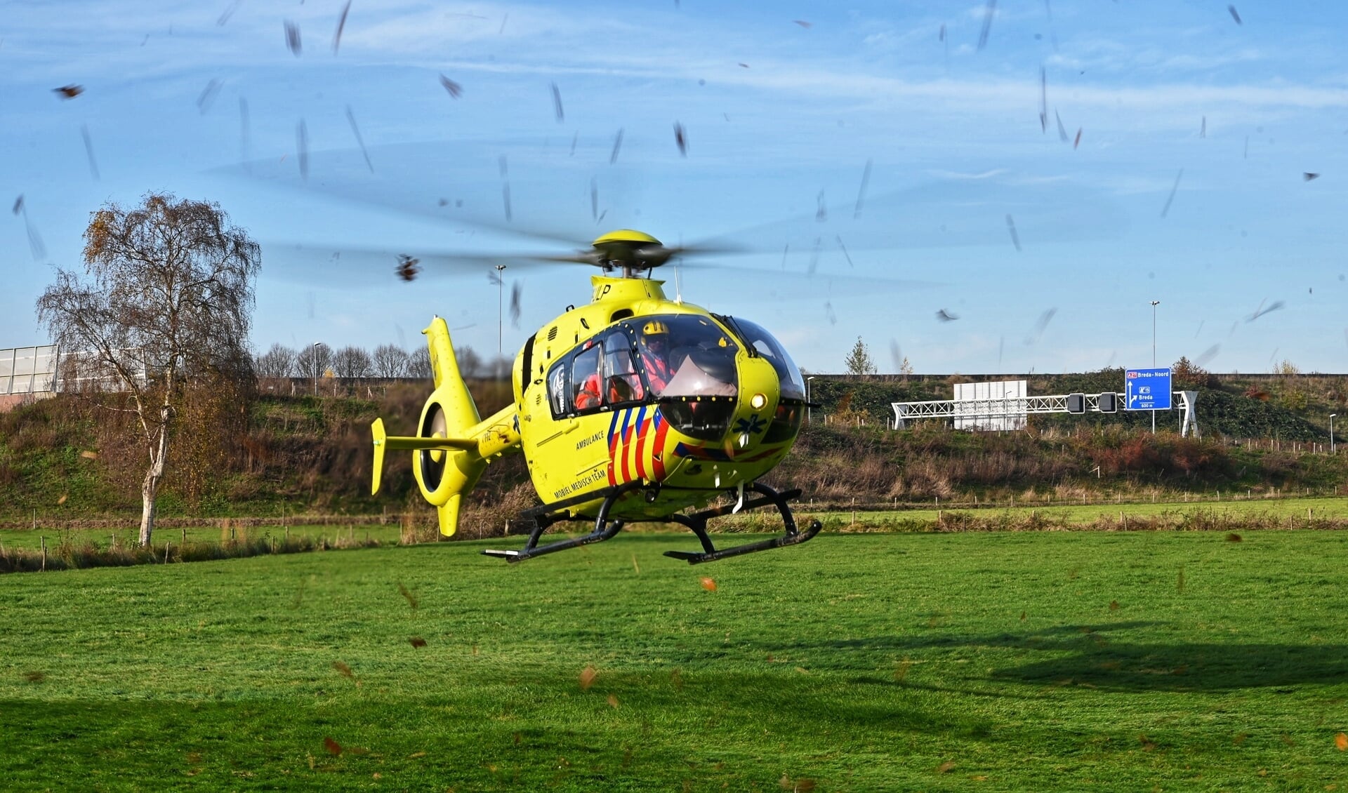De traumahelikopter is op een grasveld in de buurt geland. 
