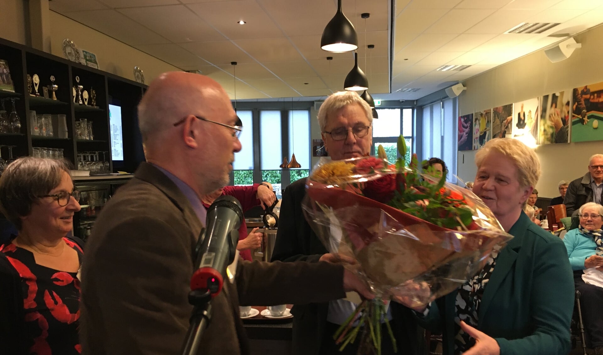 Julia, de vrouw van Wim Vergouwen, werd in de bloemen gezet. Vlnr: Petra Veraart, Ad Meijer, Wim en Julia Vergouwen