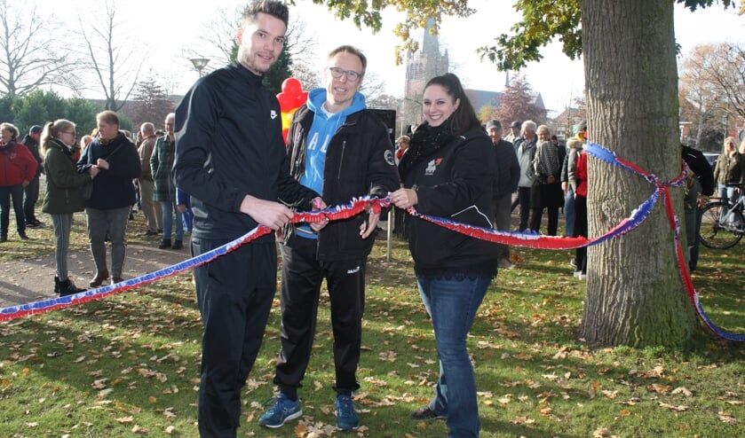 De beweegtuin in het Philomenapark is feestelijk geopend.