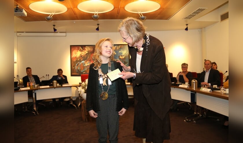 Mares de Regt geïnstalleerd als kinderburgemeester Noord-Beveland