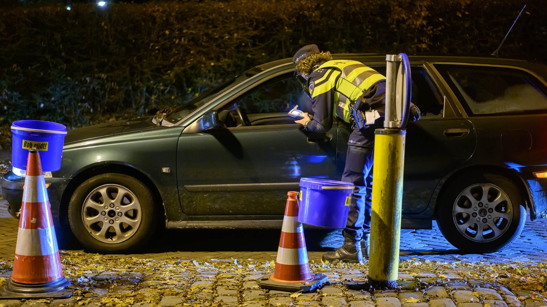 Een bestuurder ondergaat een blaastest voor alcohol van de politie.