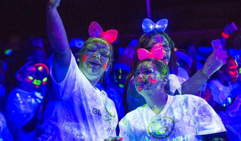 Thoolse meiden maken zich op voor Blacklightgames 
