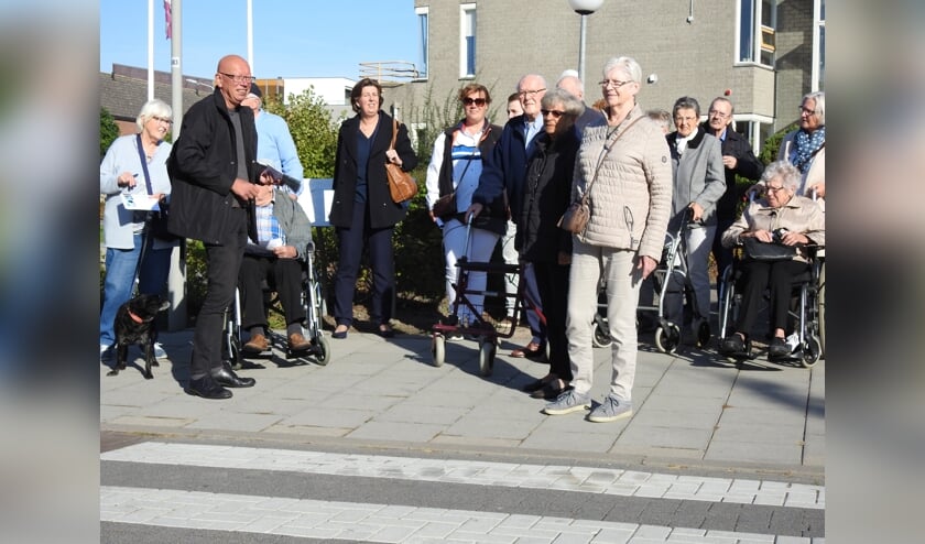 Ervaringsdeskundigen en professionals tijdens een eerdere tocht door Kapelle om verbeterpunten voor mensen met dementie te bespreken.