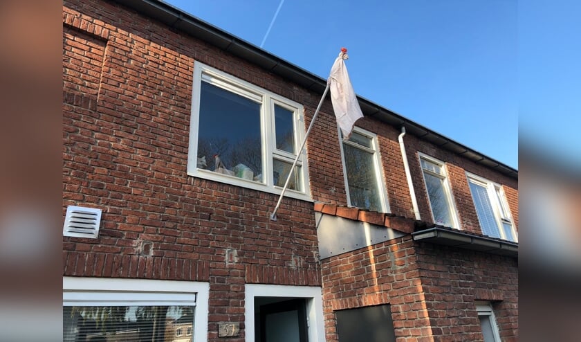 Bredanaars hangen een laken aan woning als steunbetuiging.