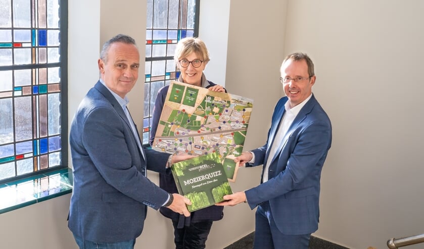 Van links naar rechts Mart van der Smissen, penningmeester Businessclub Etten-Leur, Heleen van Rijnbach, voorzitter Stichting Vrienden van Avoord en Martin den Hartog, bestuurder Avoord.