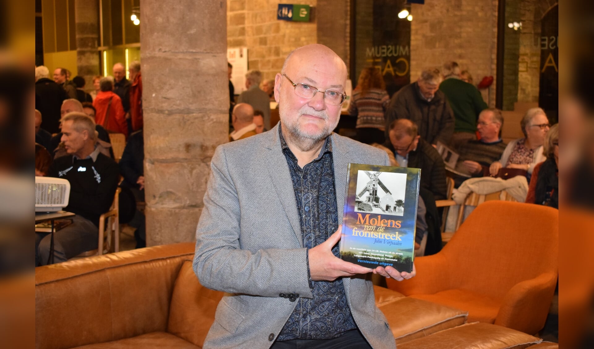 Auteur John Verpaalen met zijn nieuwe boek. FOTO HARMANNUS NOOT