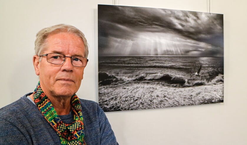 Wil van Hassel naast de winnende foto