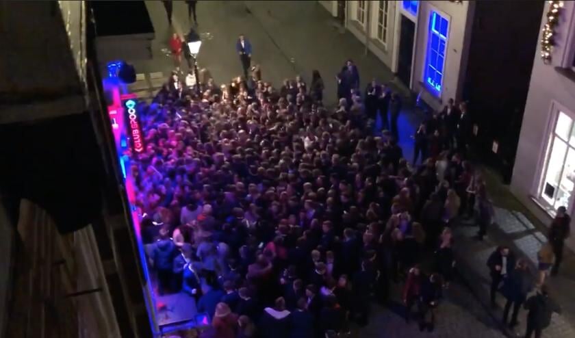 Tientallen scholieren voor de deur bij de Graanbeurs, rond 22.00 uur.