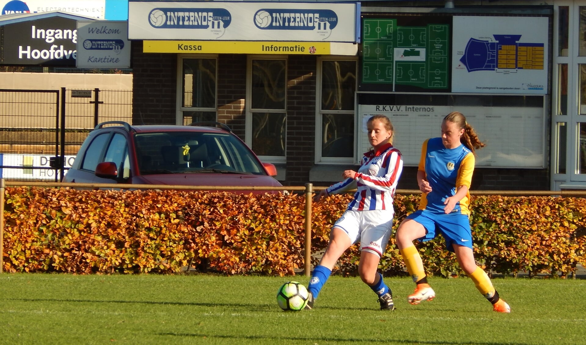 Ook op zondag nog voetbal bij Internos o.a. het damesteam hier bezig tegen koploper JEKA.