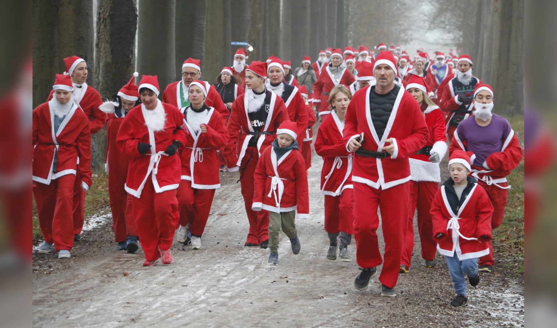 Zo'n vijfhonderd kerstmannen deden vorig jaar mee aan de Santa Run Breda. 