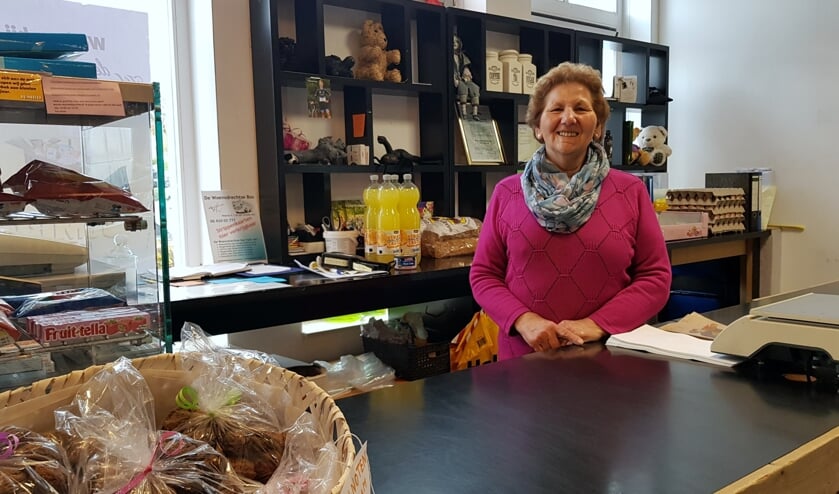 Adri van Zweden achter de toonbank van de winkel in Woensdrecht. FOTO EUGÈNE DE KOK