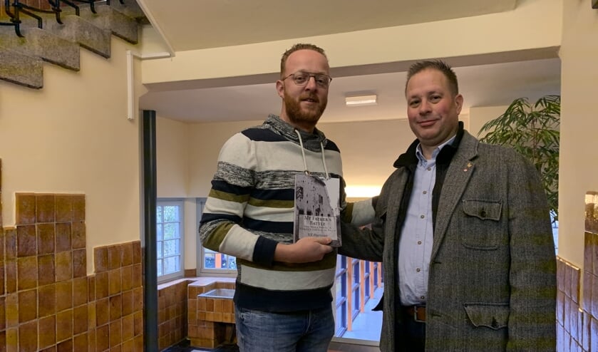 Thijs de Graaf (l) kreeg het boek overhandigd uit handen van Burthy Matthijs (r) FOTO REMKO VERMUNT