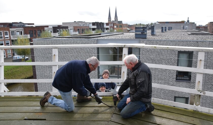 Fer van Bergen, Huub Kuster, Ger Alblas en Ad Ermes op de stelling van molen De Lelie. FOTO STELLA MARIJNISSEN