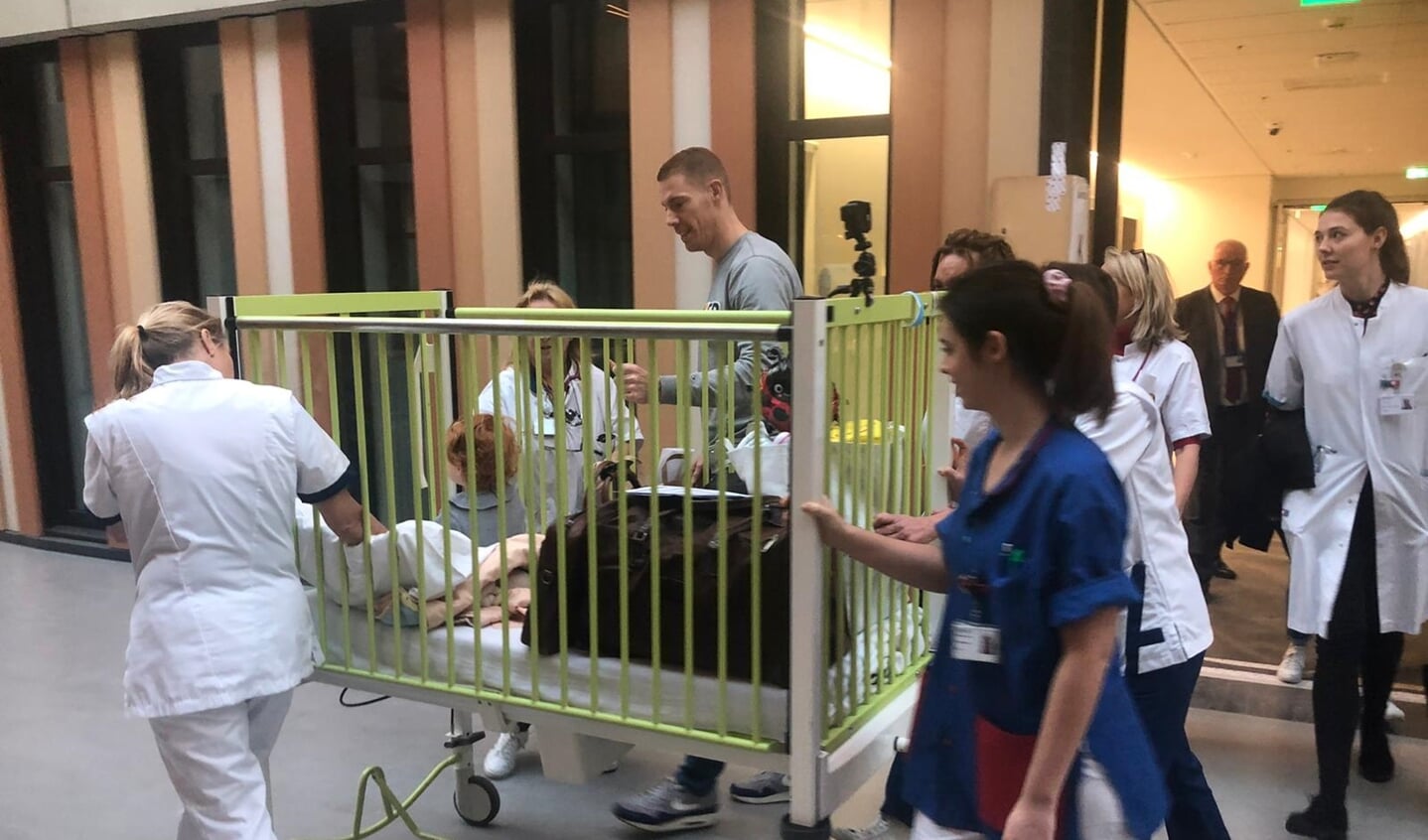 De 17 maanden oude Floor de Zwart is de eerste patiënt die aankomt bij het nieuwe ziekenhuis. 