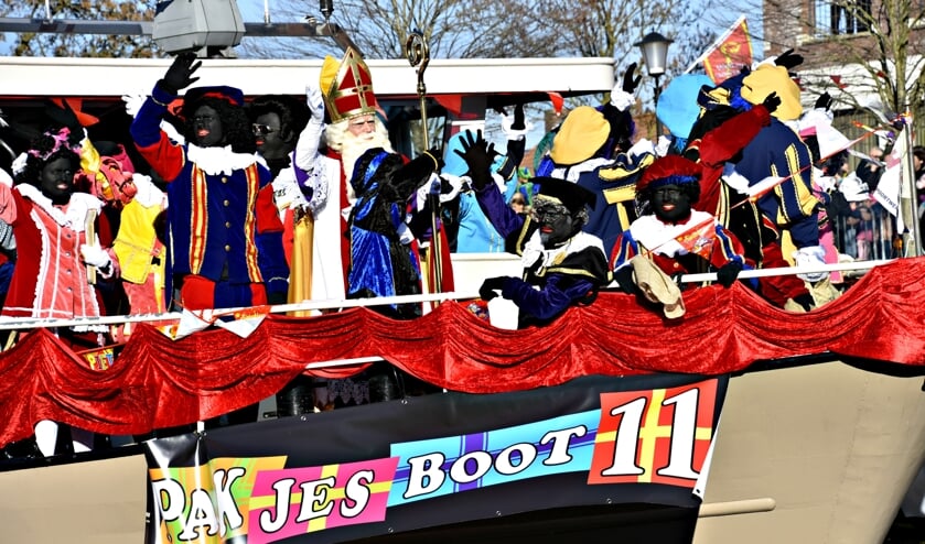 Pakjesboot 11 meert aan in de haven van Oudenbosch.