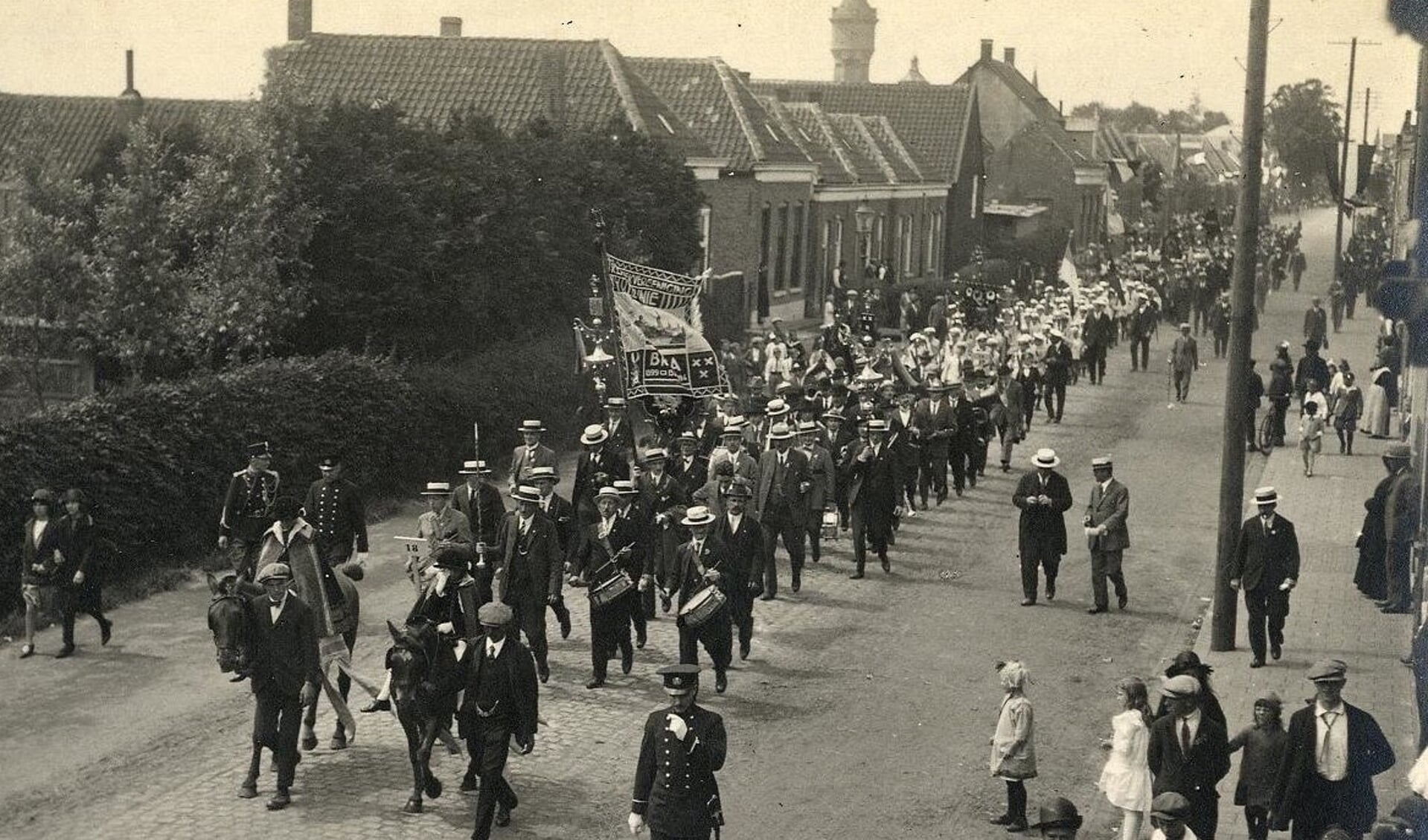Een Rooms-Katholieke processie trekt in 1925 door de Burgerhoutsestraat in Roosendaal.