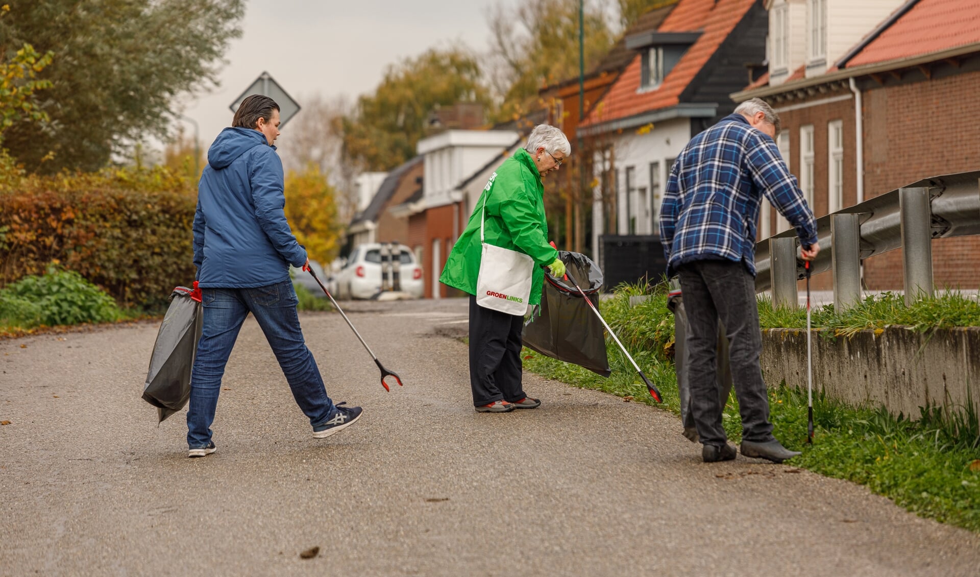 Vrijwilligers prikken samen afval op. FOTO MARIETTE KAPITEIN