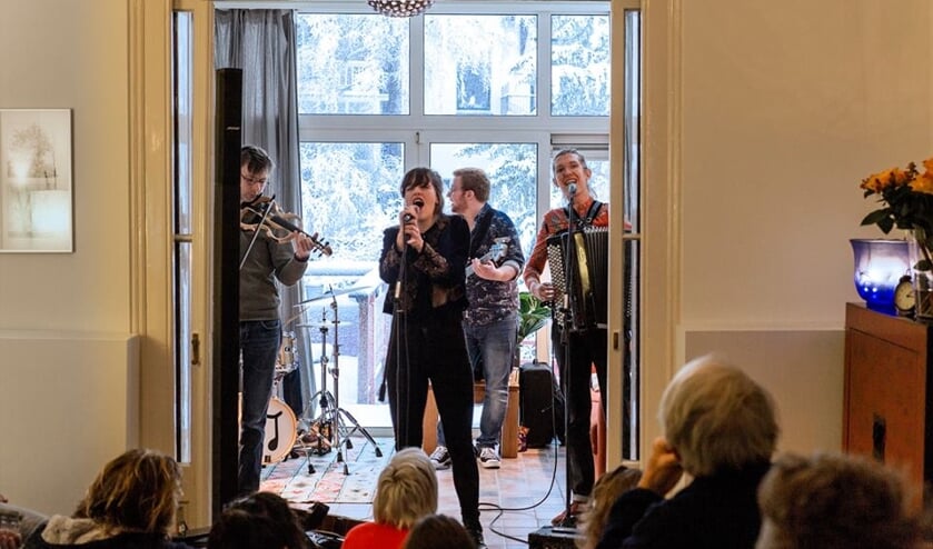 Artiesten treden op in de intieme setting van een huiskamer FOTO ROBERT KOEKKOEK