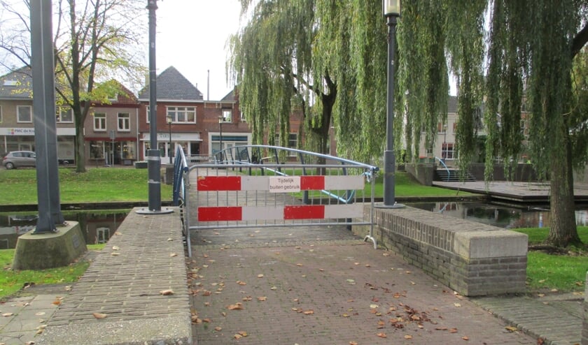 Door verrotte planken blijven de bruggetjes voorlopig dicht.