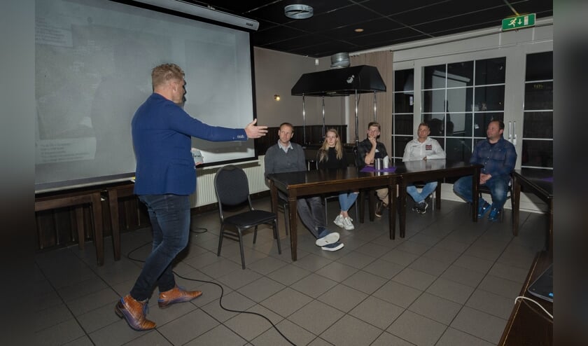 Wielerprominenten aan tafel bij Wielercafé Het Parcours. V.l.n.r. Bobbie Traksel, Gerben de Knegt, Aniek van Alphen, Sieben Wouters, Bart Wellens en Camiel van den Bergh.