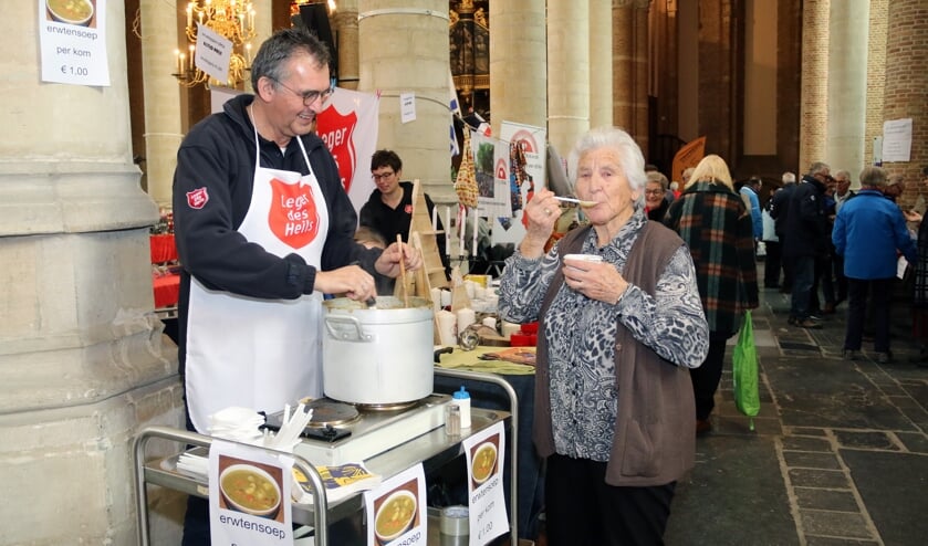 Markt van Hoop met atelierhouders Ambachtscentrum in Grote Kerk