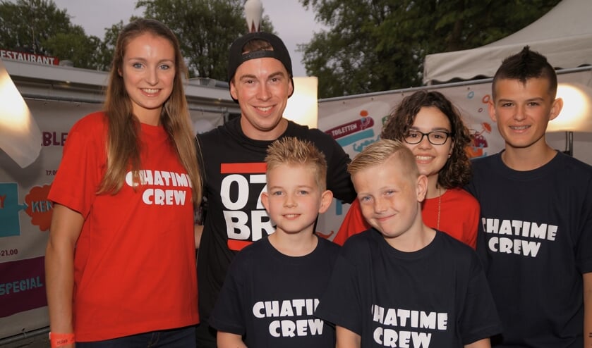 Noa met Hardwell (Op de foto rechts van de DJ)