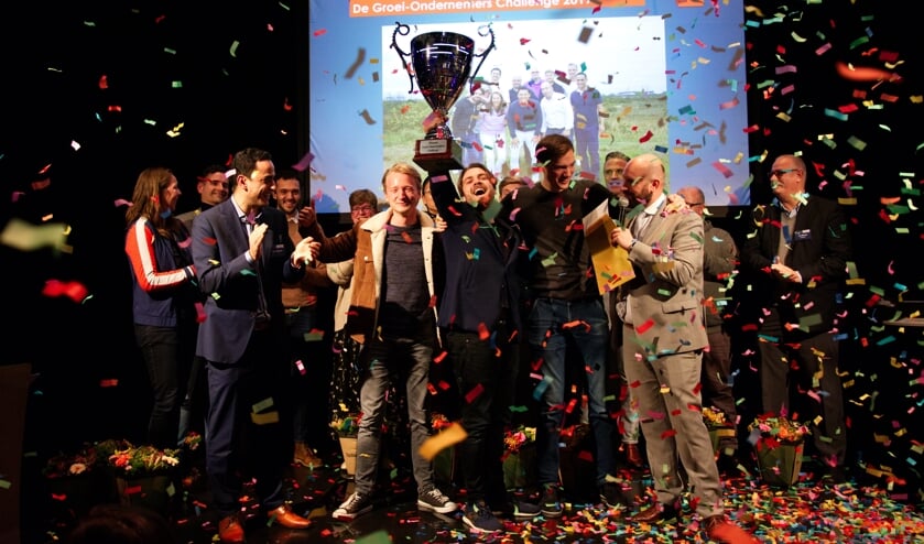 Dhargyal van Oorschot ontving de wisseltrofee uit handen van wethouder Adank.