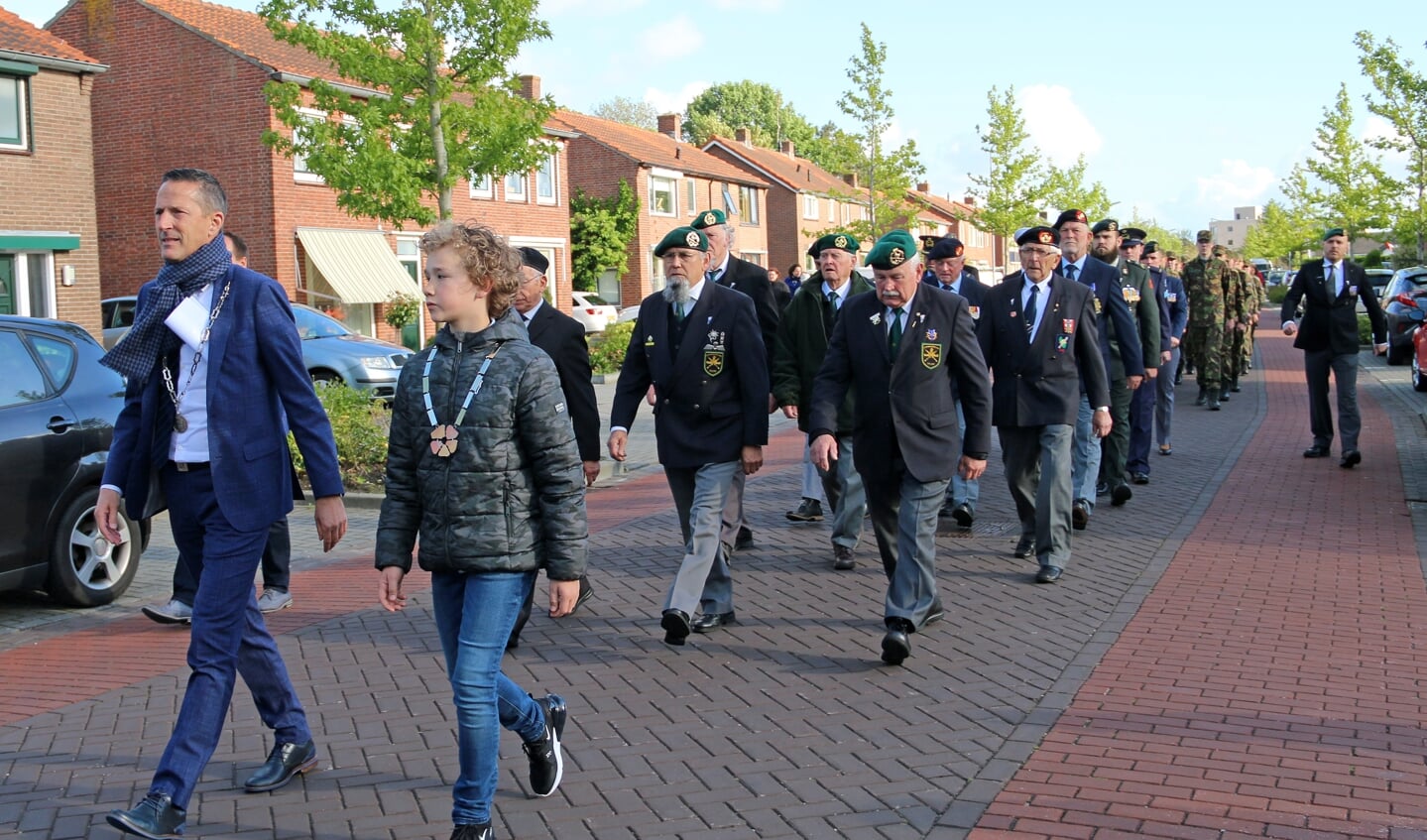 Kinderburgemeester Hessel met loco-burgemeester Jon Herselman en veteranen tijdens het defilé op 4 mei.