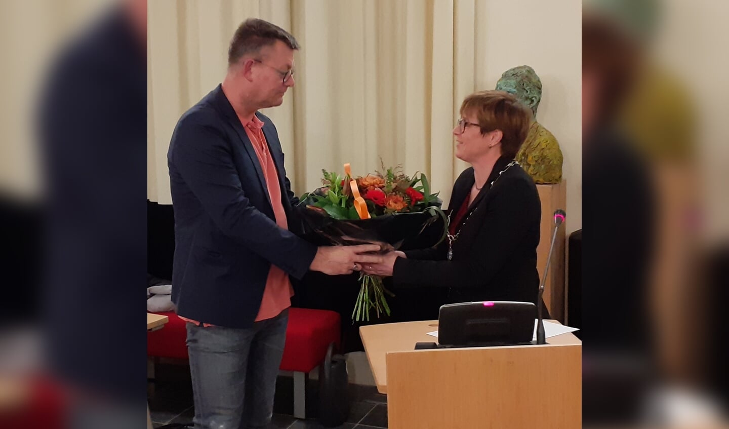De burgemeester bedankt Björn Vaarwerk, die als raadslid terugtreedt.