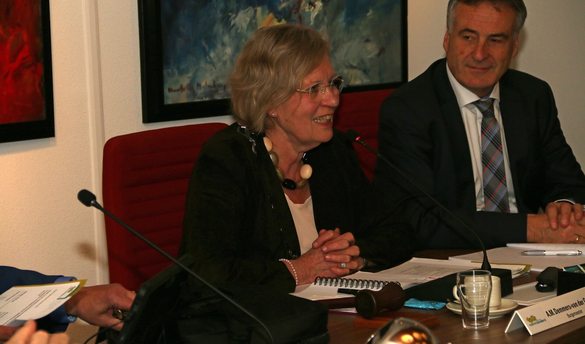 Letty Demmers tijdens één van haar laatste vergaderingen in Noord-Beveland. Raadsgriffier Kees Poortvliet luistert. FOTO COBY WEIJERS