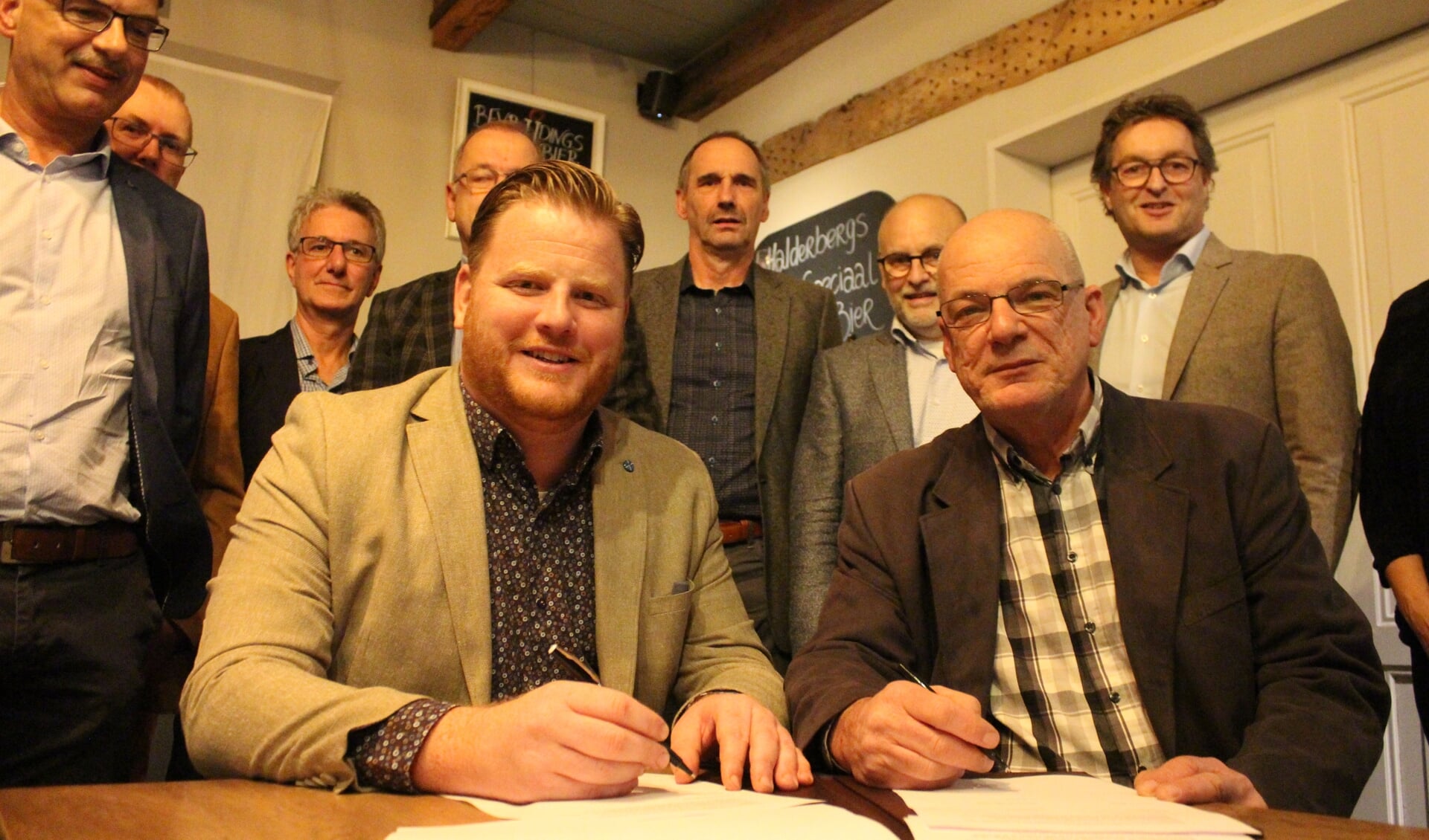 Wethouder Melisse en voorzitter van de nieuwe Samenstichting Oud Gastel Johan Wagenmakers ondertekenen het convenant.
