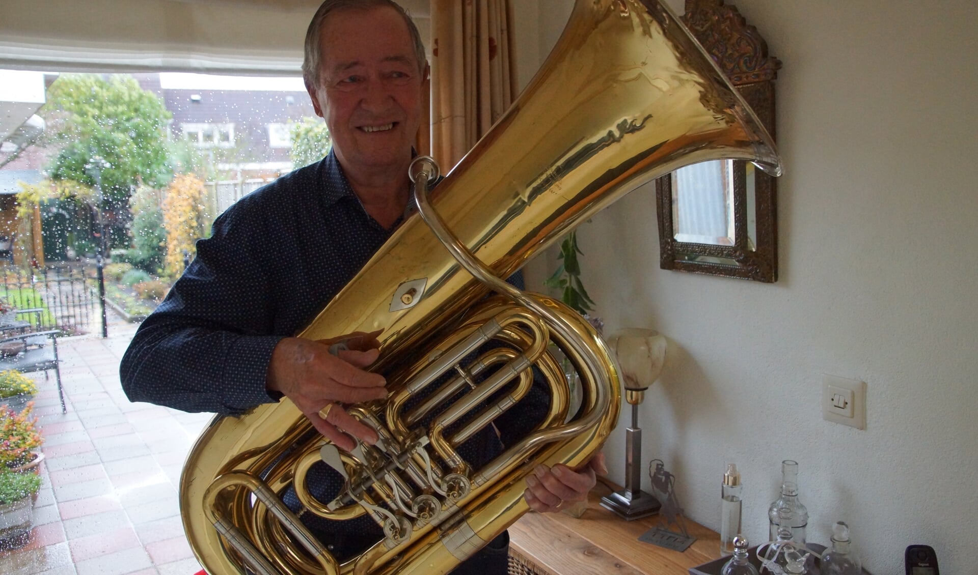 Jan Franken, inmiddels 65 jaar muzikant heeft zijn tenor-sax verruilt voor een bes-Bas. FOTO RENÉ BRUIJNINCX
