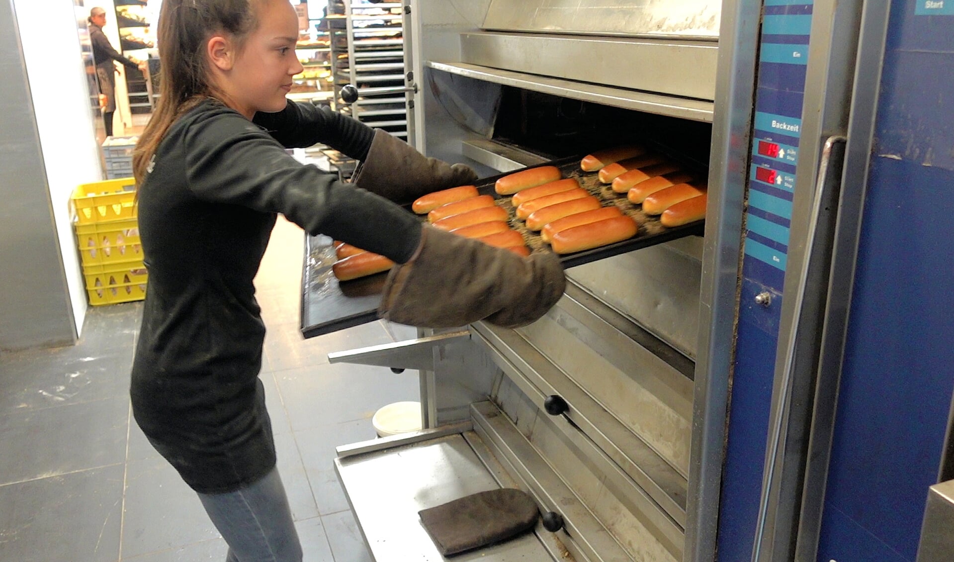 Eline Nagelkerke haalt de versgebakken worstenbroodjes uit de oven.