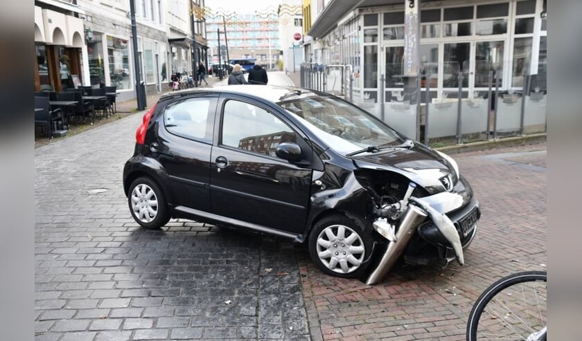 Door de botsing met het paaltje raakte de auto beschadigd.