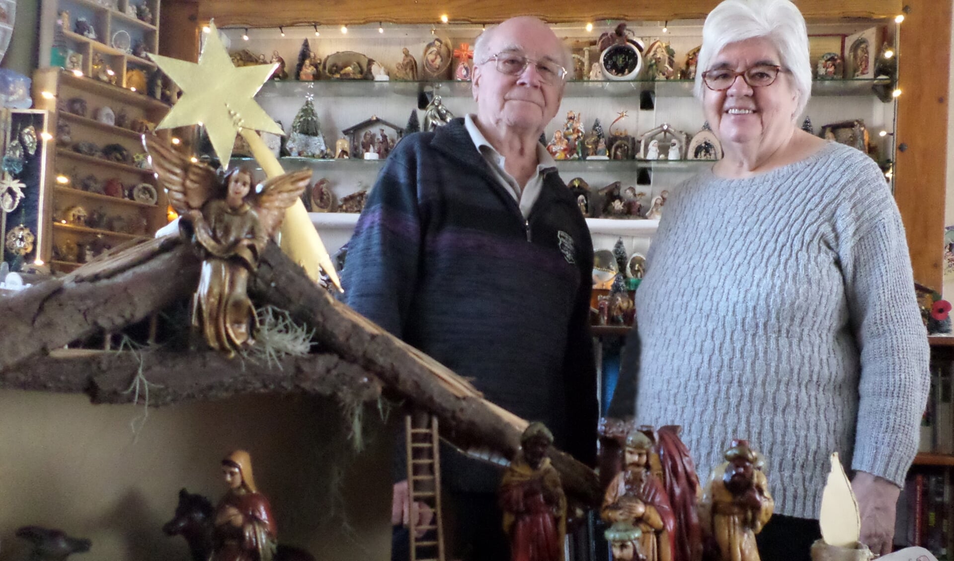 De familie Raaijmakers vertelt graag over hun verzameling van 500 kerststalletjes. 