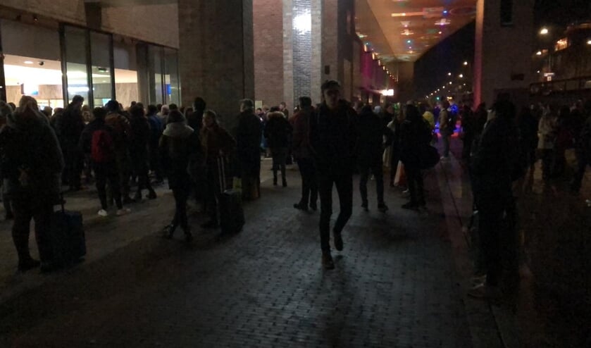 Iedereen moest buiten aan de Belcrumzijde wachten.
