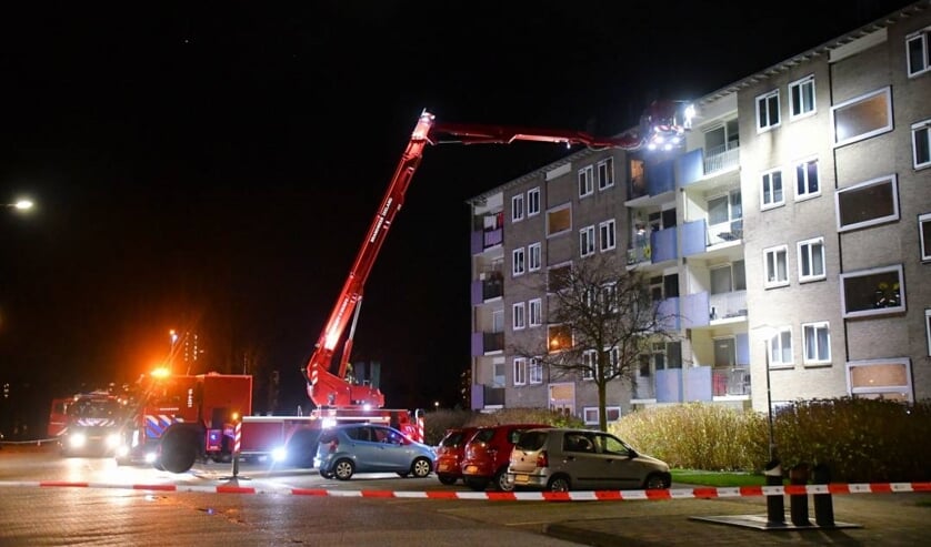 Man ademt rook in bij brand in flatgebouw aan Dreesstraat